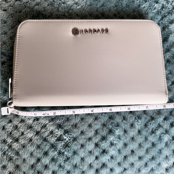 Stylish & Functional Travel Wallet / Wristlet - Picture 3 of 10